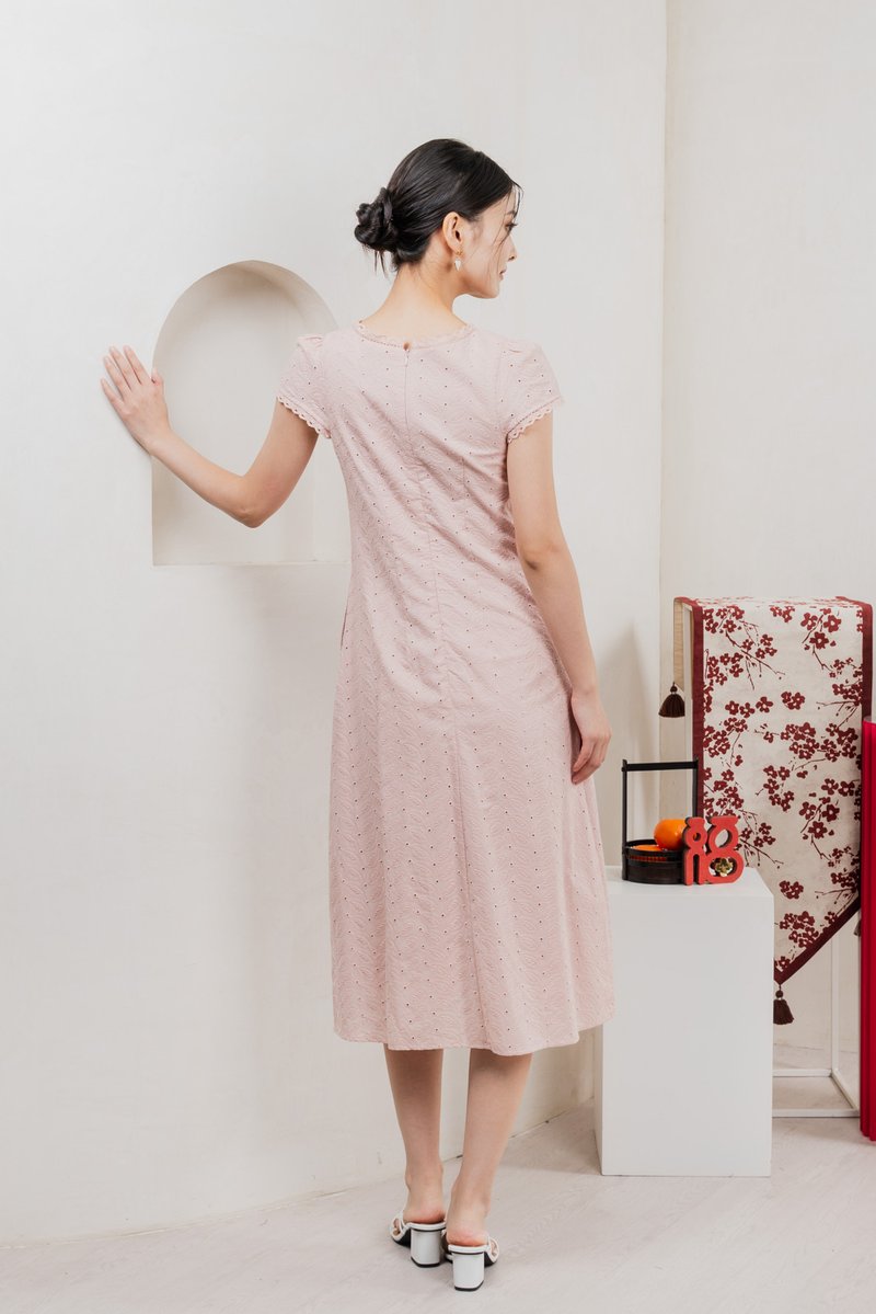 Meraline Embroidery Lace Midi Dress In Dusty Pink