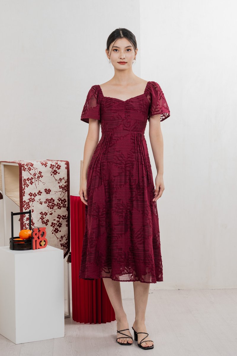Refine Textured Sweetheart Midi Dress In Wine