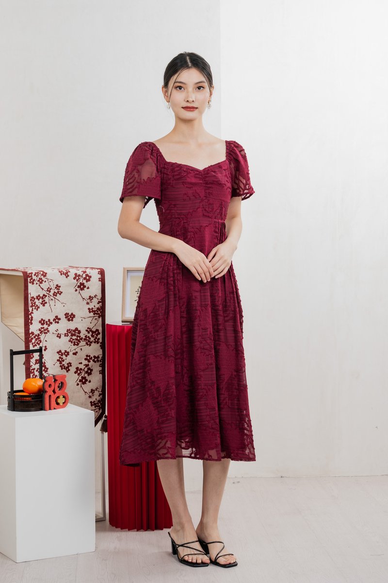 Refine Textured Sweetheart Midi Dress In Wine