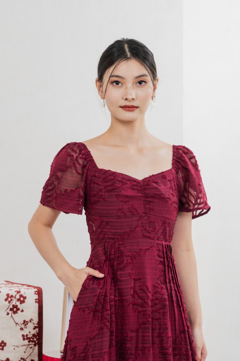 Refine Textured Sweetheart Midi Dress In Wine