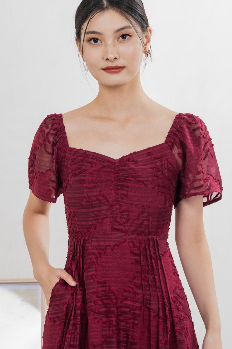 Refine Textured Sweetheart Midi Dress In Wine