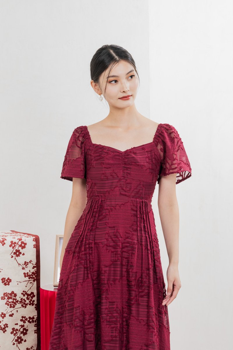 Refine Textured Sweetheart Midi Dress In Wine