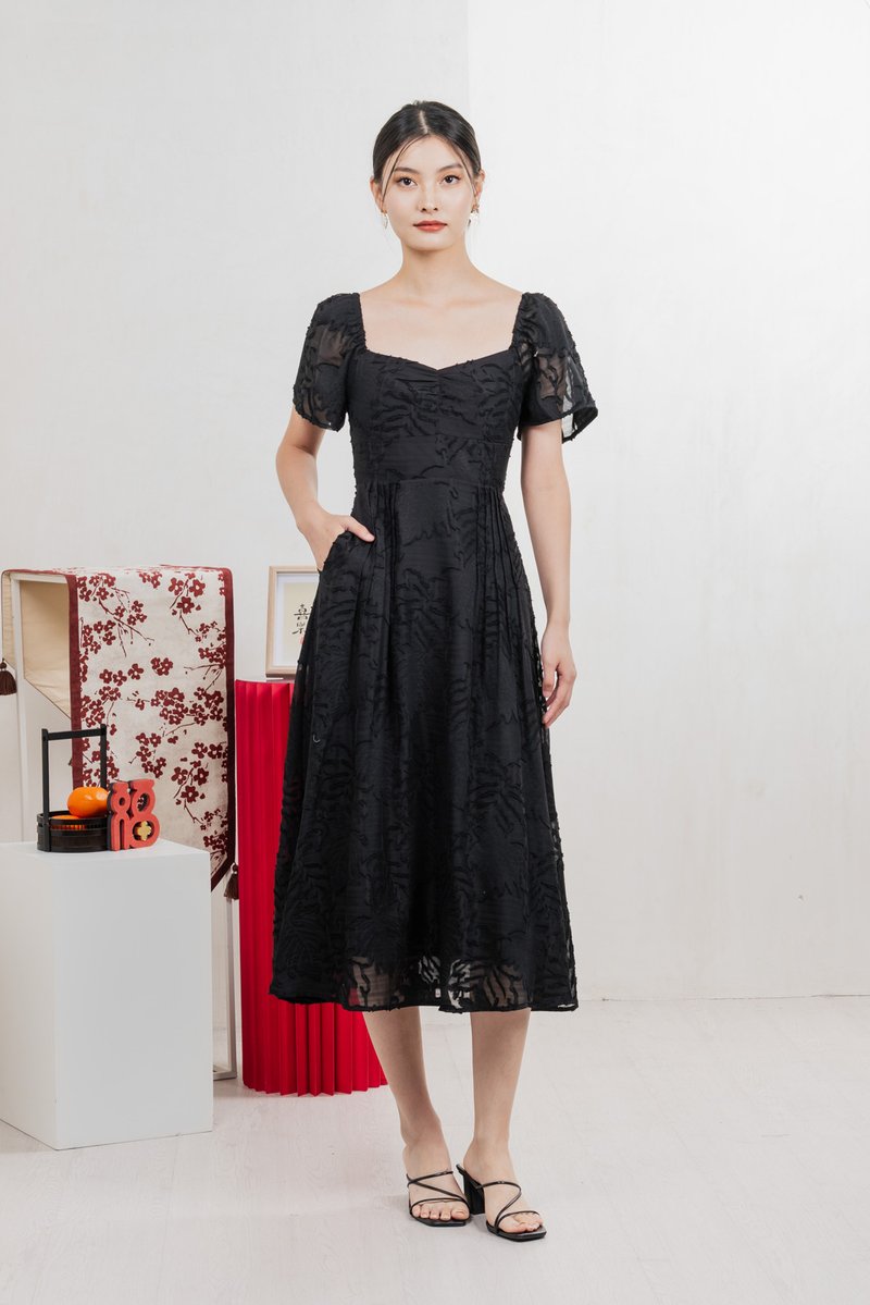 Refine Textured Sweetheart Midi Dress In Black