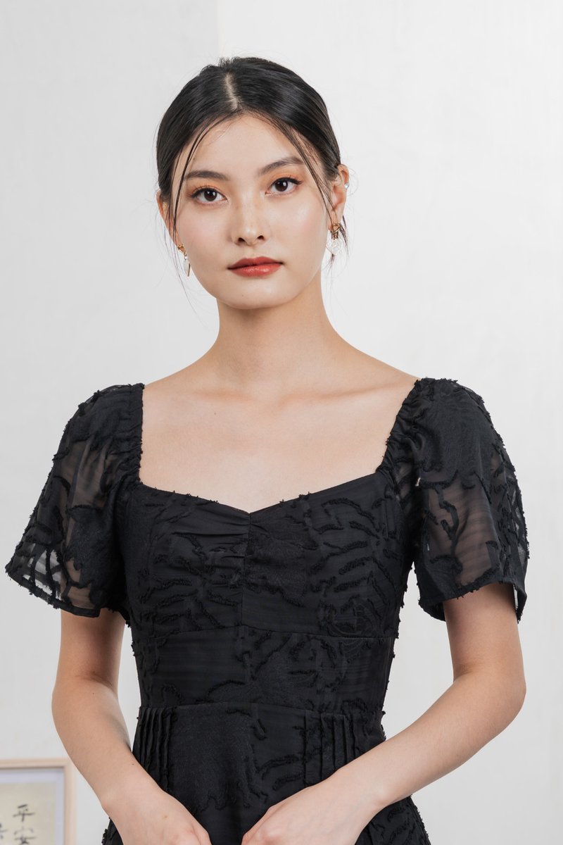 Refine Textured Sweetheart Midi Dress In Black