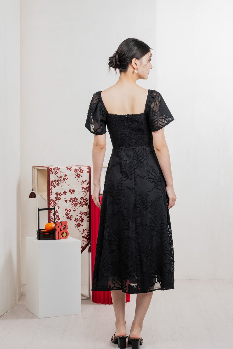 Refine Textured Sweetheart Midi Dress In Black