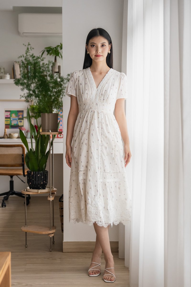 Mathiola Fleur Embroidery Midi Dress In White