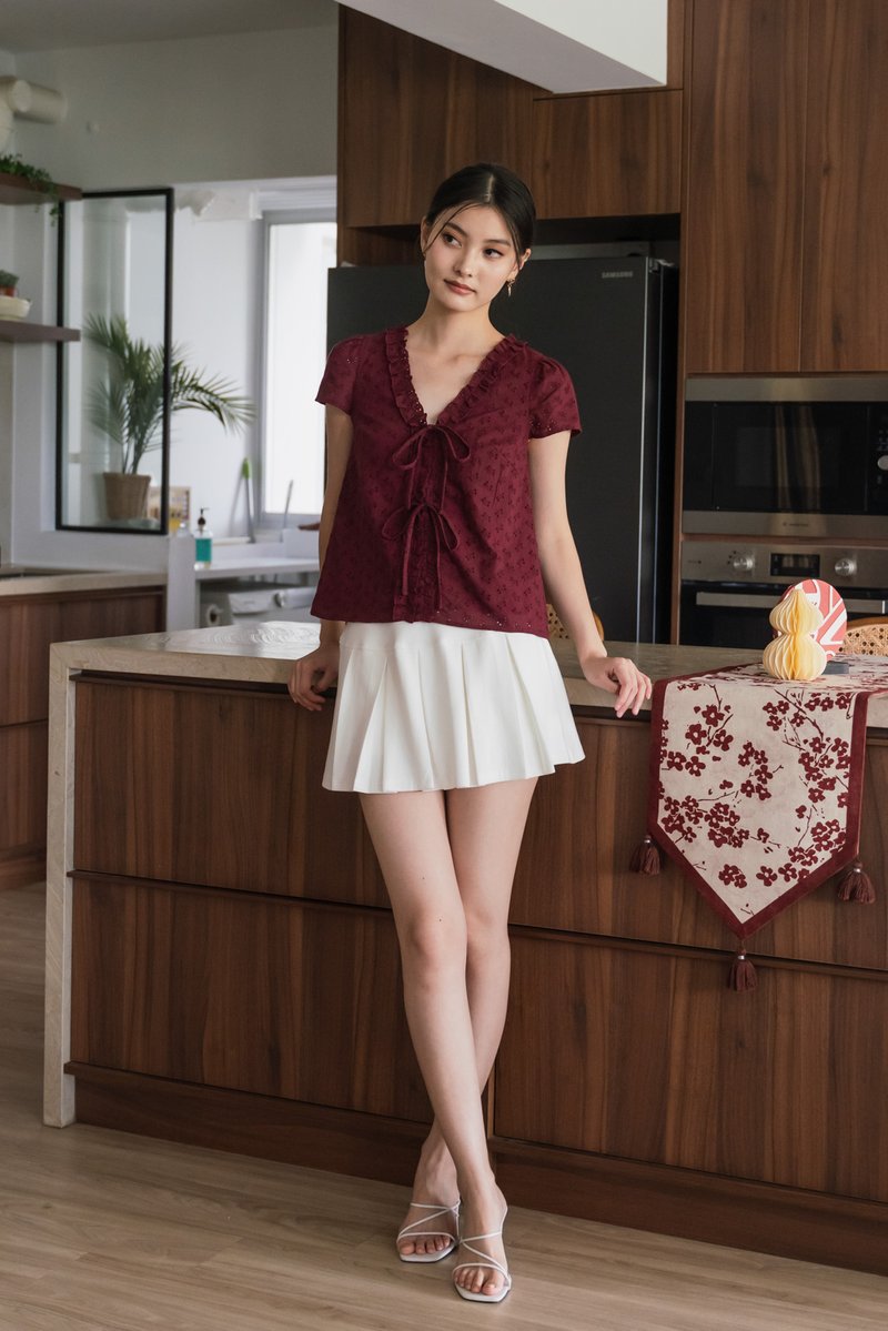 Austina Eyelet Ruffles Ribbon Top In Wine