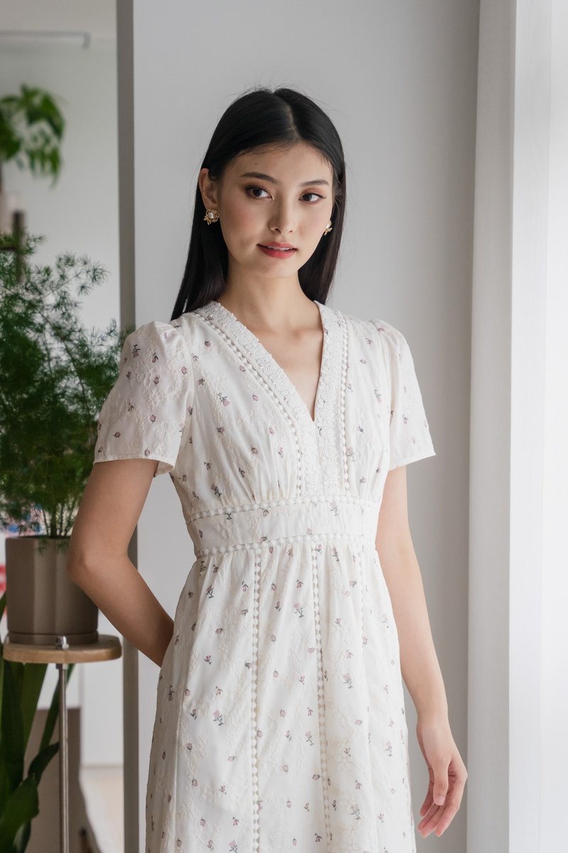 Mathiola Fleur Embroidery Midi Dress In White