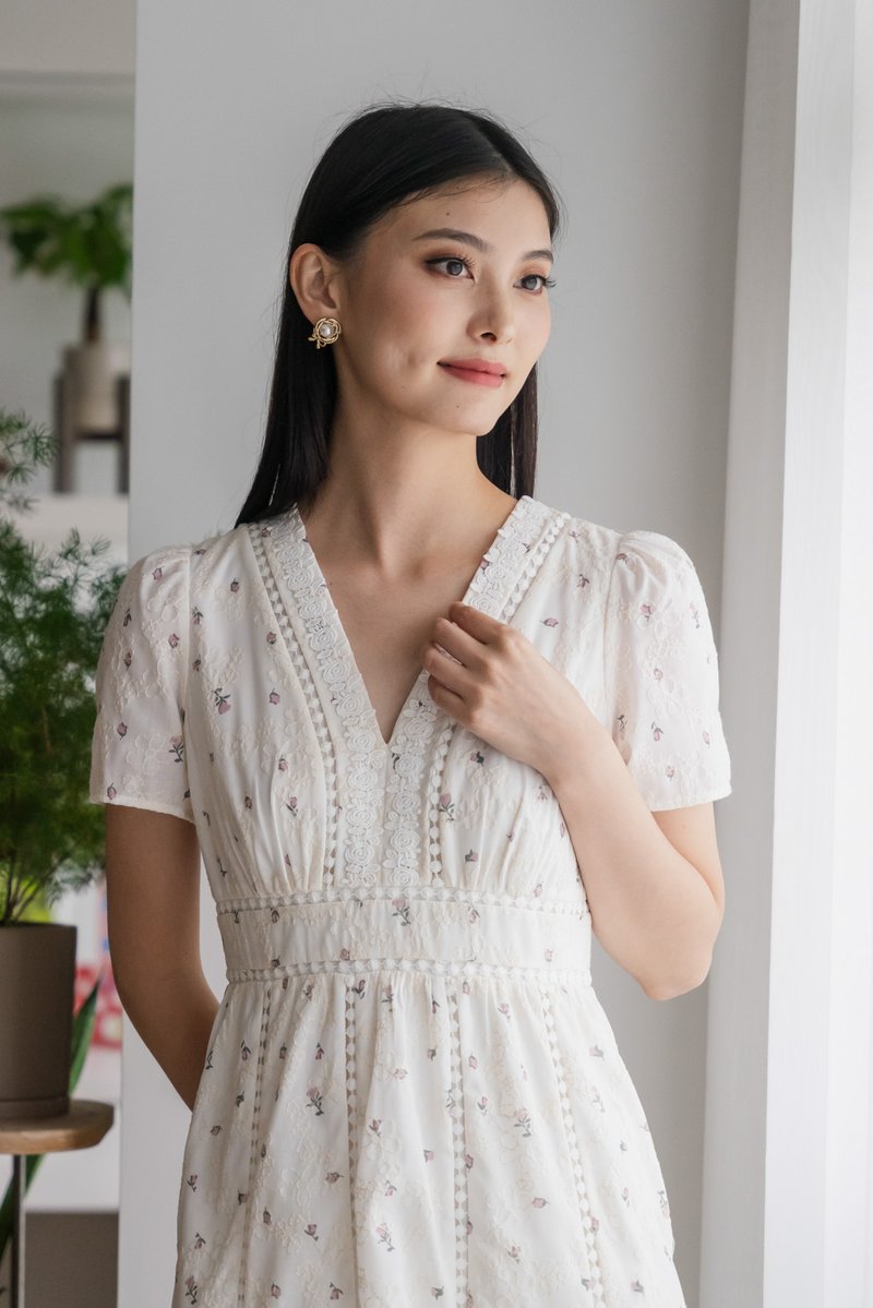 Mathiola Fleur Embroidery Midi Dress In White