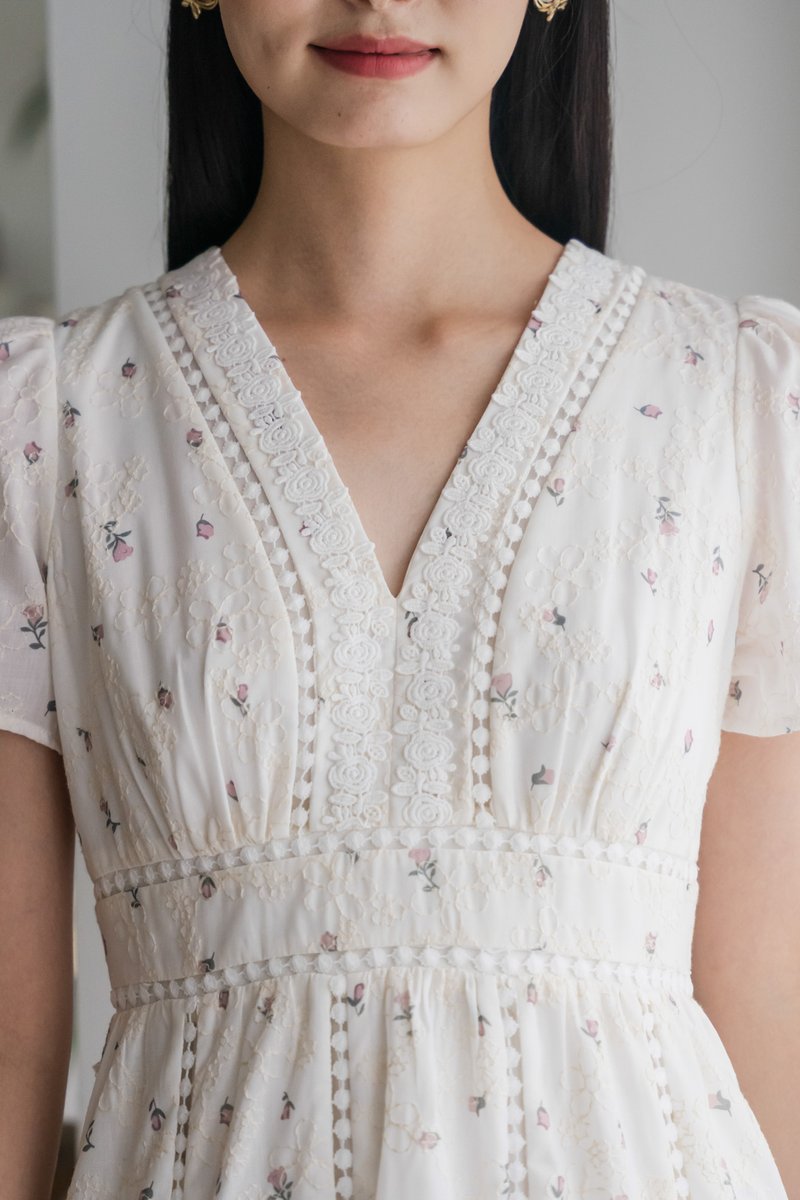 Mathiola Fleur Embroidery Midi Dress In White