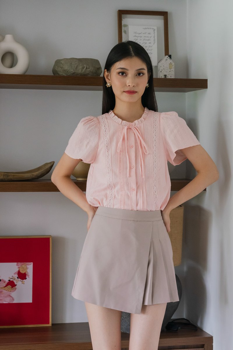 Vanda Swiss Dot Ribbon Top In Soft Pink