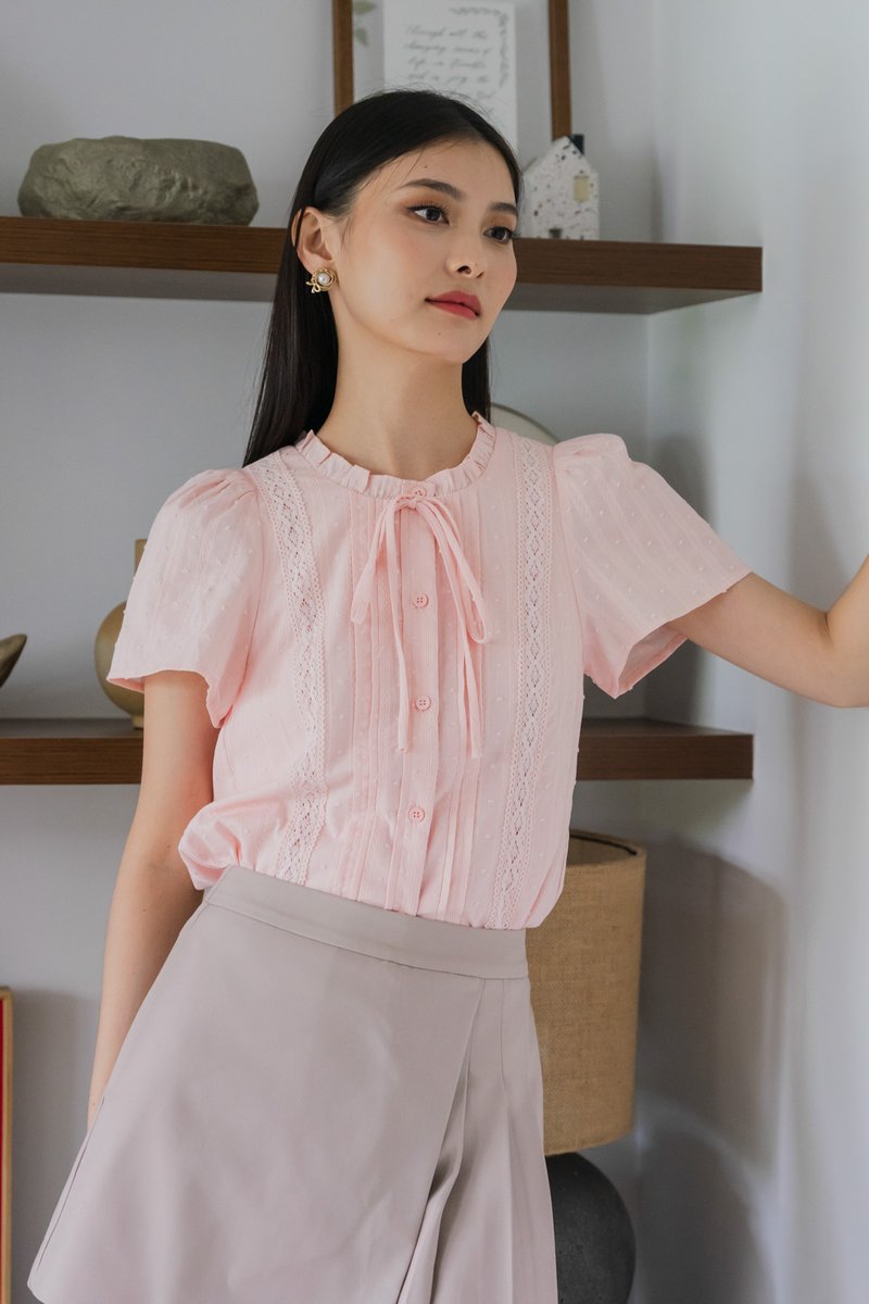 Vanda Swiss Dot Ribbon Top In Soft Pink