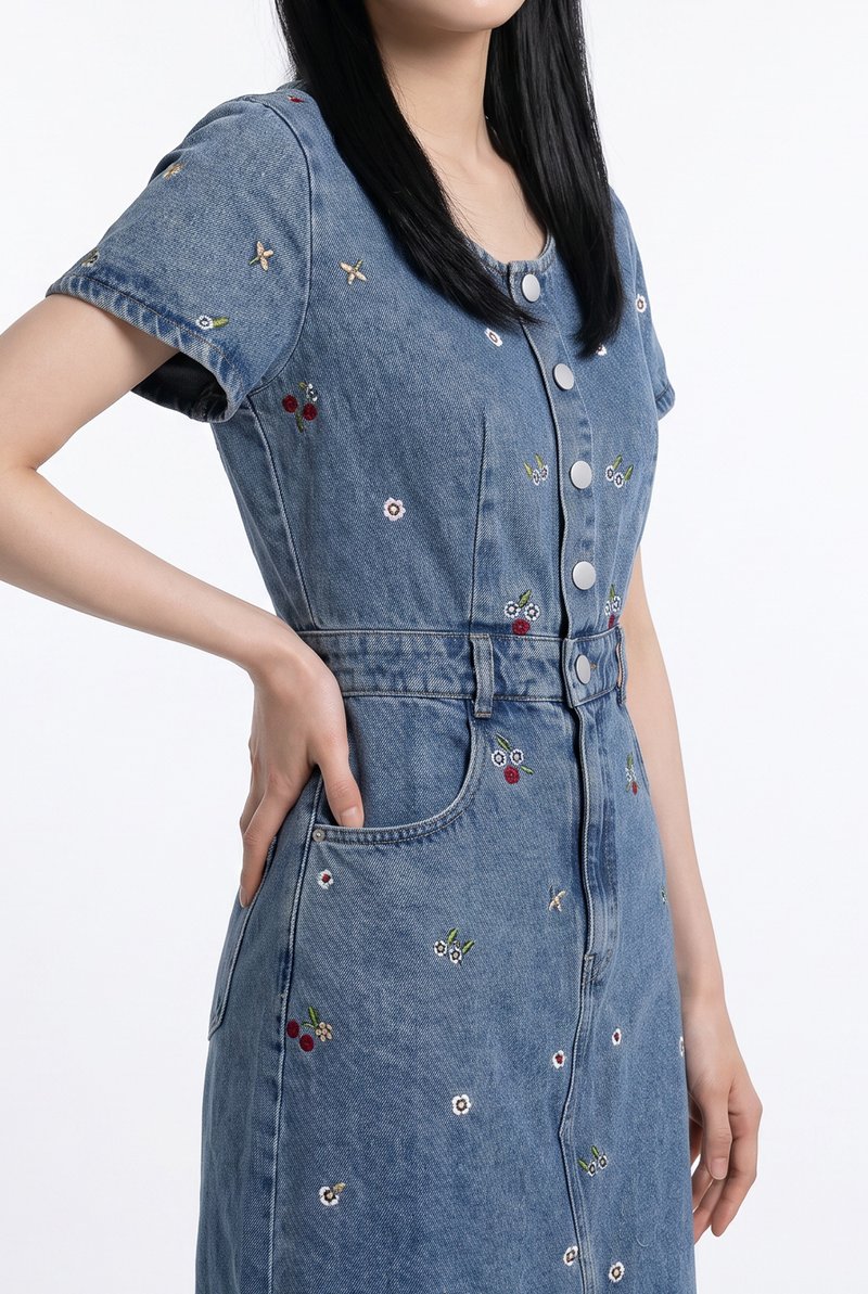 Kimmy Denim Button Embroidery Midi Dress In Dark Wash