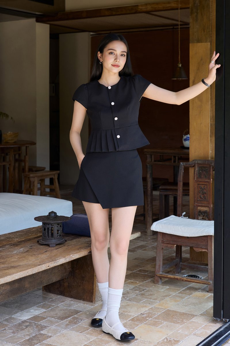 Isla Premium Pleated Top In Black