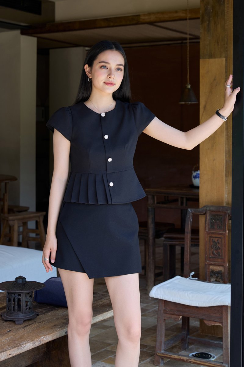 Isla Premium Pleated Top In Black