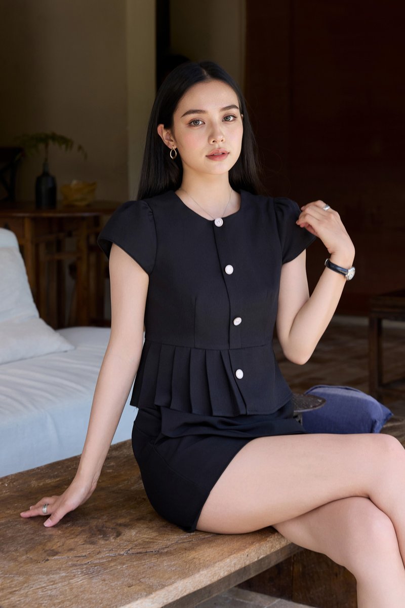 Isla Premium Pleated Top In Black