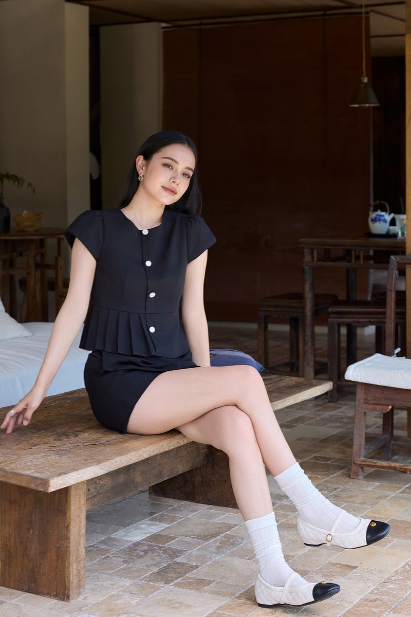 Isla Premium Pleated Top In Black