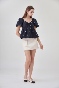 Megara Sweetheart Embroidery Floral Top In Black