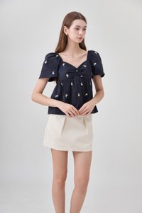 Megara Sweetheart Embroidery Floral Top In Black