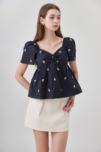 Megara Sweetheart Embroidery Floral Top In Black