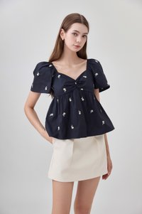 Megara Sweetheart Embroidery Floral Top In Black