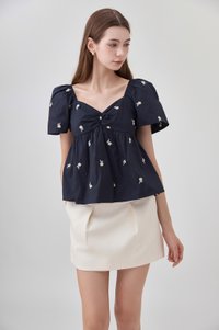 Megara Sweetheart Embroidery Floral Top In Black