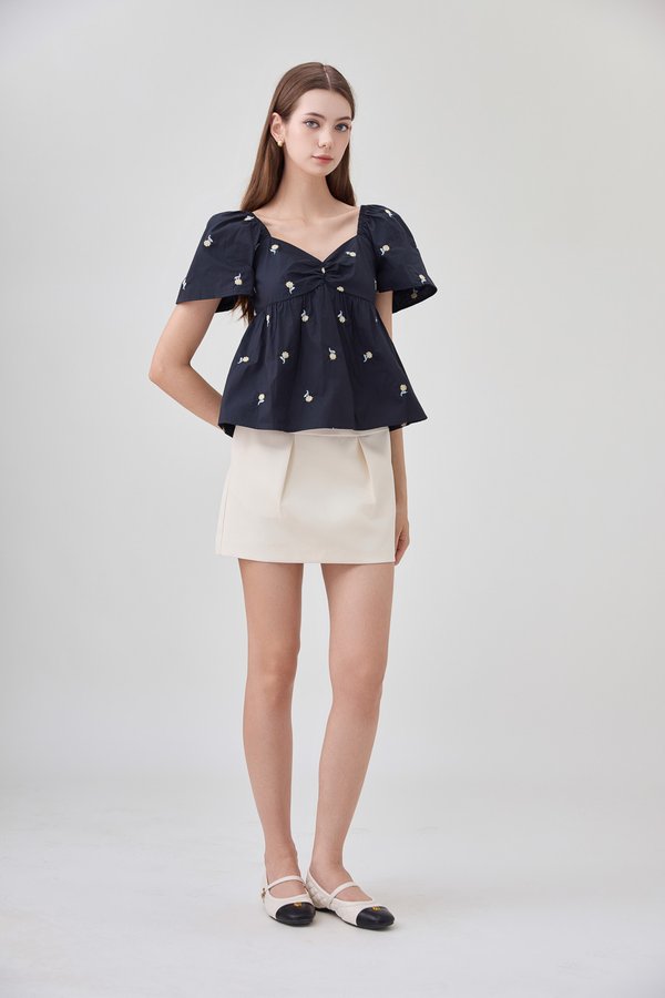 Megara Sweetheart Embroidery Floral Top In Black