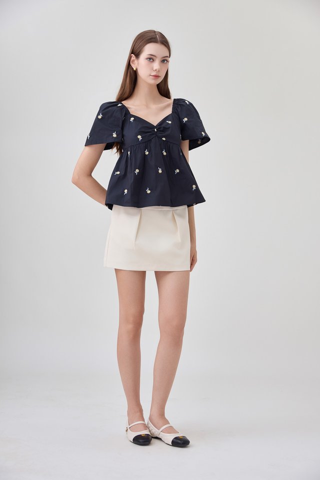 Megara Sweetheart Embroidery Floral Top In Black