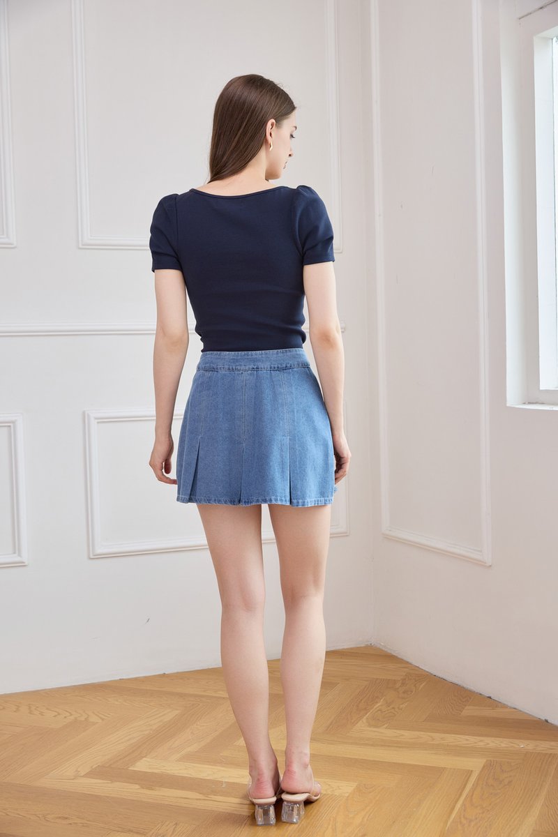 Ulani Denim Pocket Pleated Skort in Mid Wash