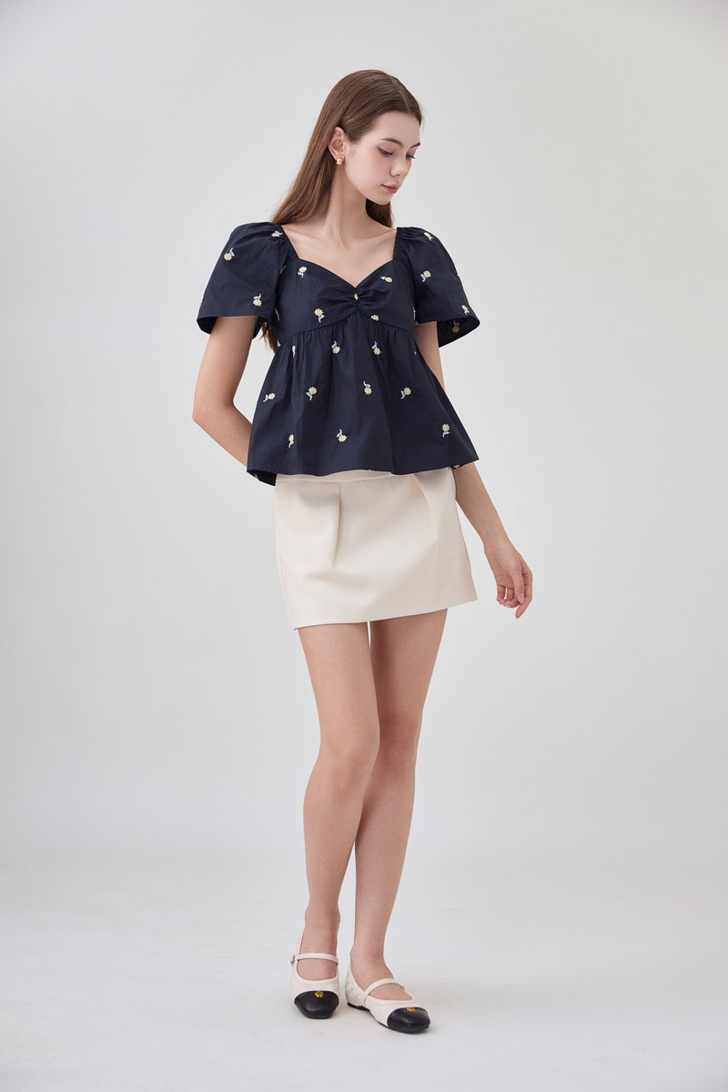 Megara Sweetheart Embroidery Floral Top In Black