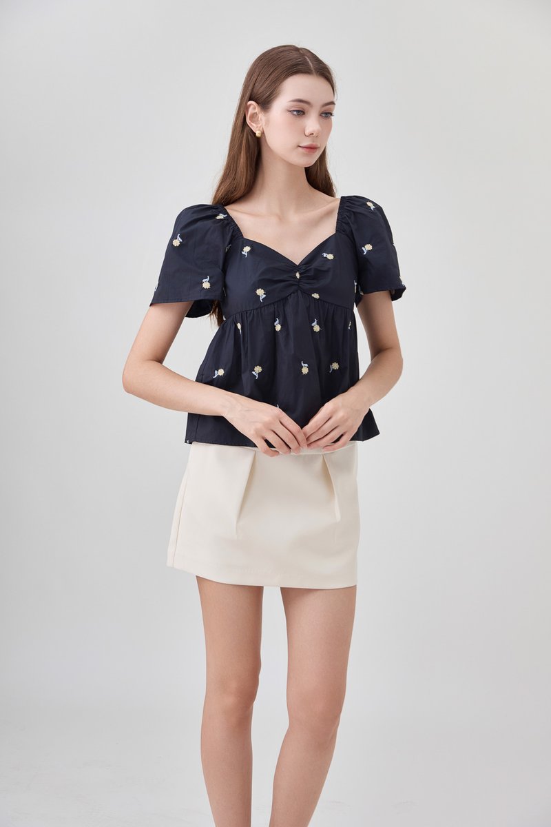 Megara Sweetheart Embroidery Floral Top In Black