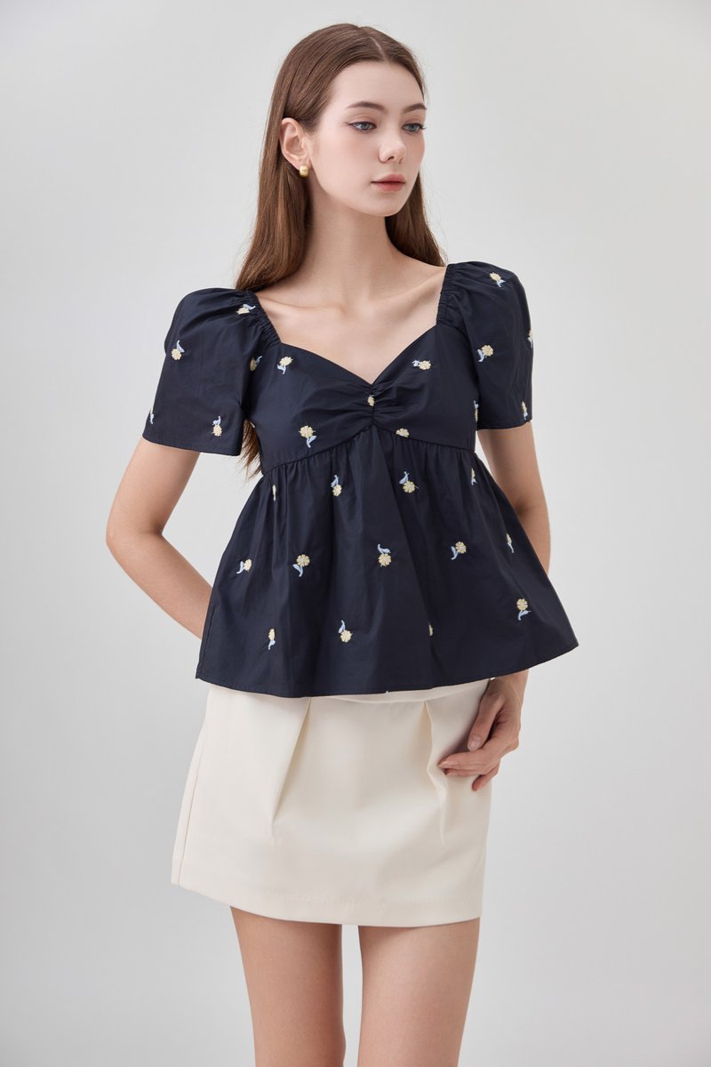 Megara Sweetheart Embroidery Floral Top In Black