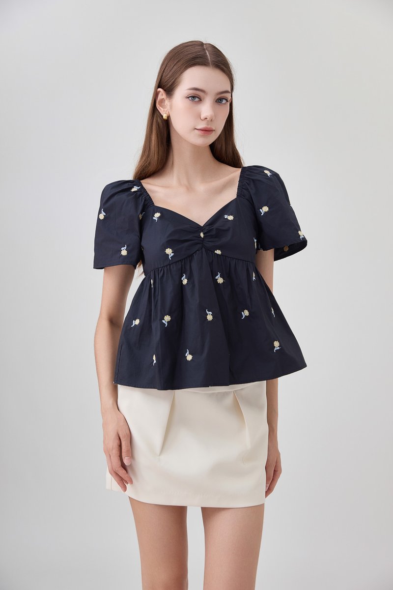 Megara Sweetheart Embroidery Floral Top In Black