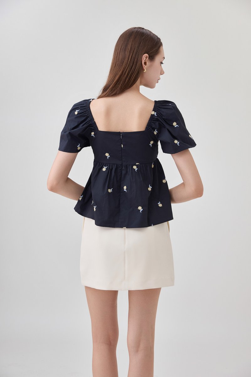 Megara Sweetheart Embroidery Floral Top In Black