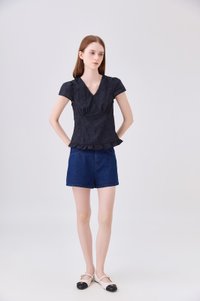 Avenelle Ruffle Hem Top In Black