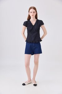 Avenelle Ruffle Hem Top In Black