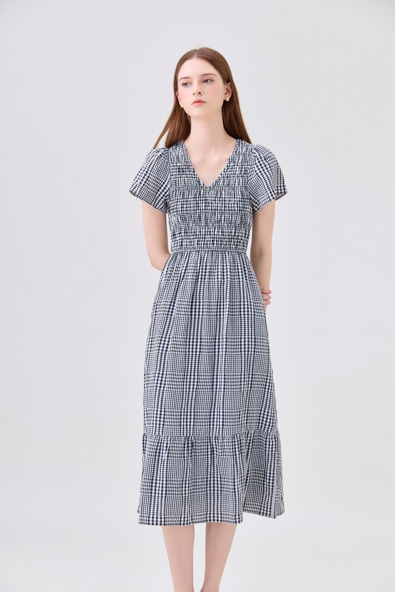 Brynlee Smocked Gingham Midi Dress In Black