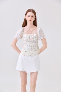 Klarity Floral Ruched Top In Cream