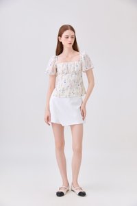 Klarity Floral Ruched Top In Cream
