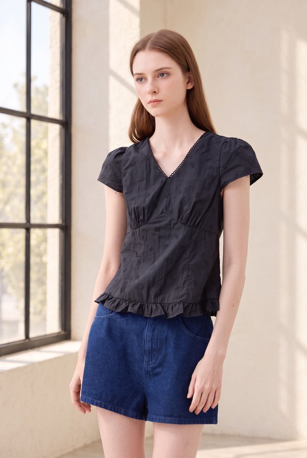 Avenelle Ruffle Hem Top In Black