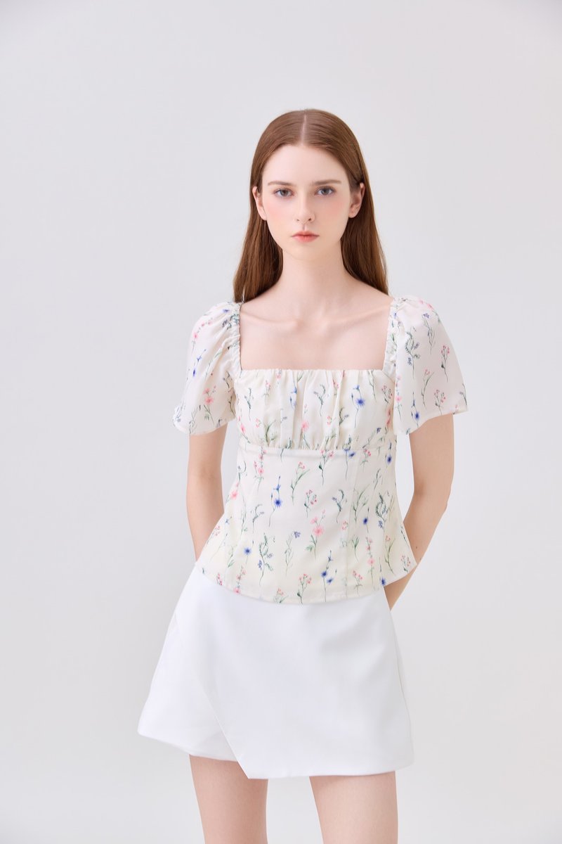 Klarity Floral Ruched Top In Cream