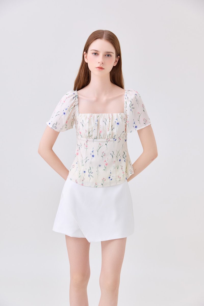 Klarity Floral Ruched Top In Cream