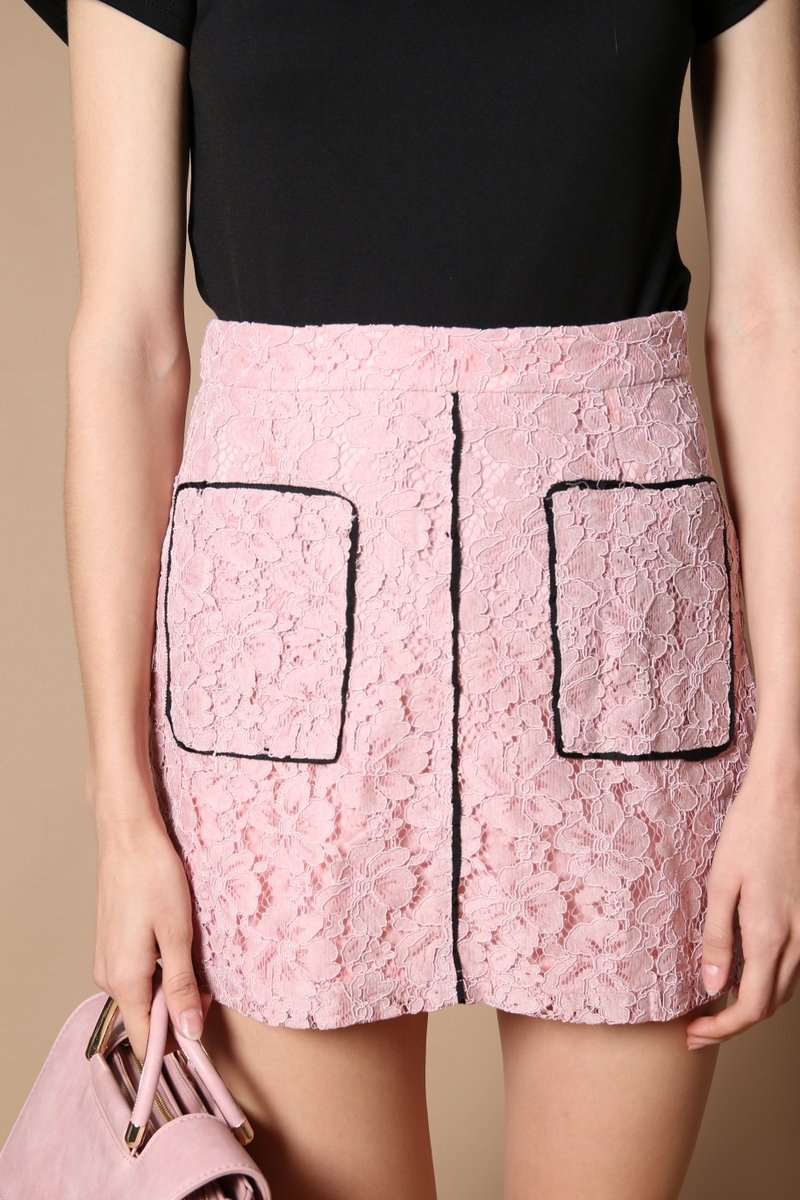 Quenny Contrast Lace Skirt in Pink (XS)