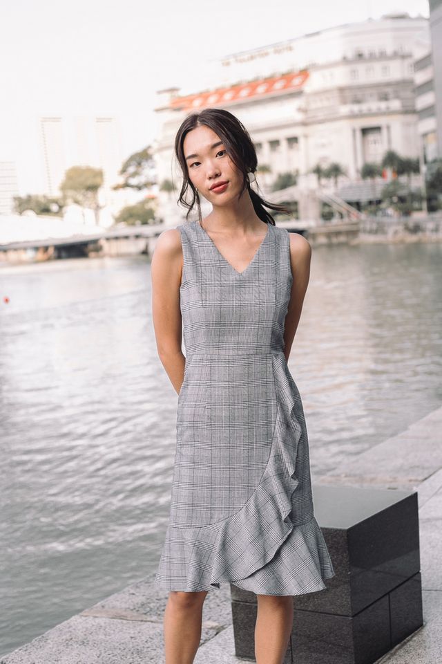 Alvena Plaid Ruffles Midi Dress in Grey