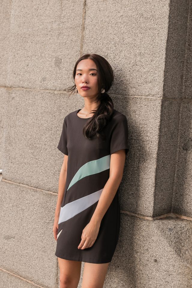 Aphra Abstract Shift Dress in Black (XS)