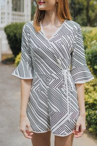 Nieve Printed Bell Sleeves Romper in White (XS)