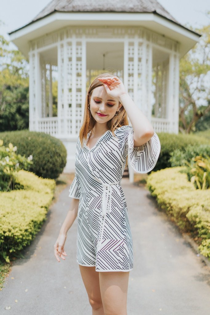 Nieve Printed Bell Sleeves Romper in White (XS)