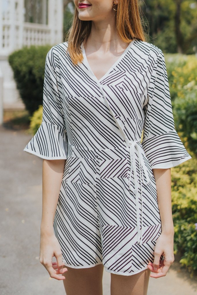 Nieve Printed Bell Sleeves Romper in White (XS)