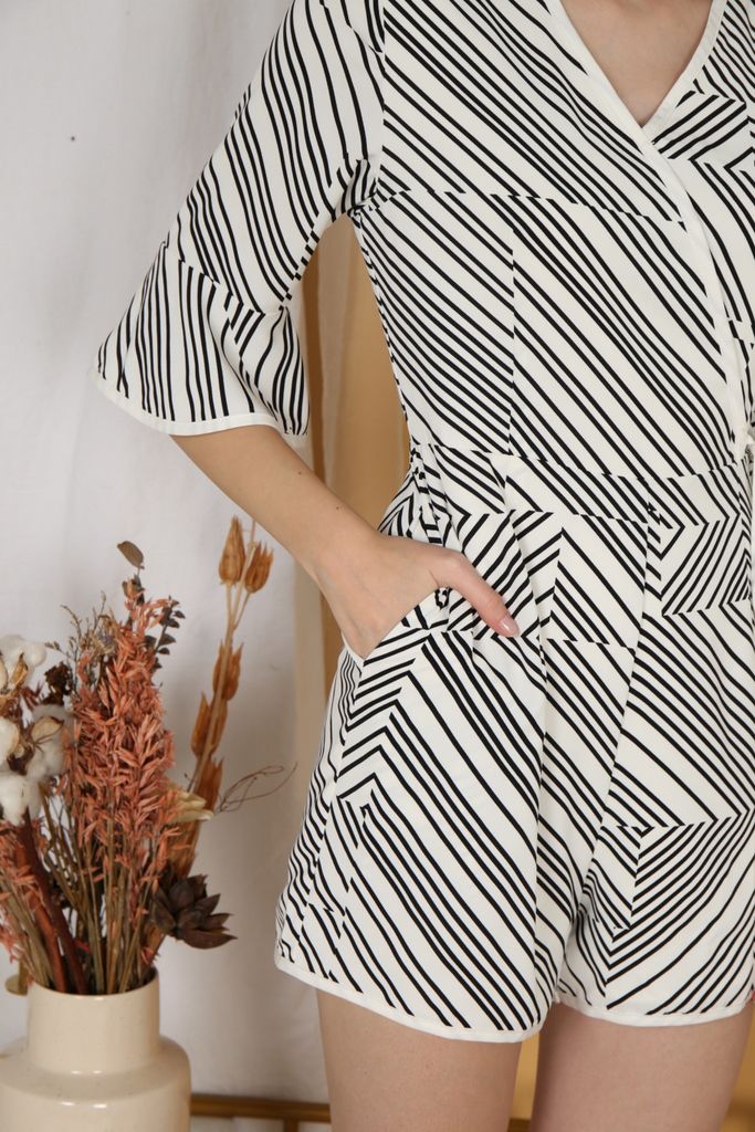 Nieve Printed Bell Sleeves Romper in White (XS)