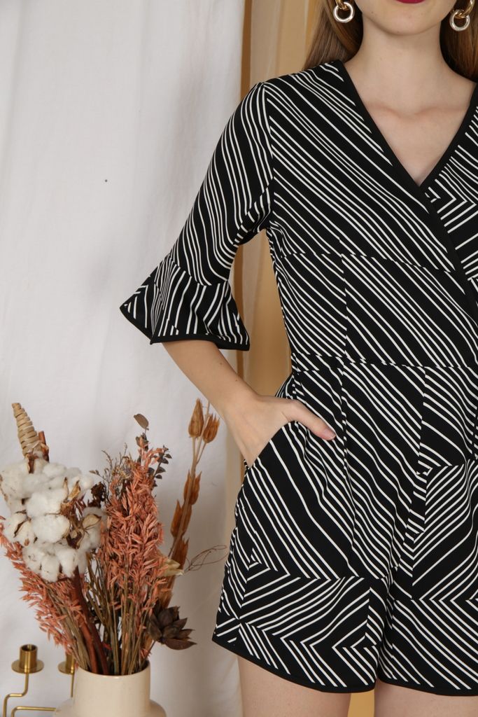 Nieve Printed Bell Sleeves Romper in Black (XS)